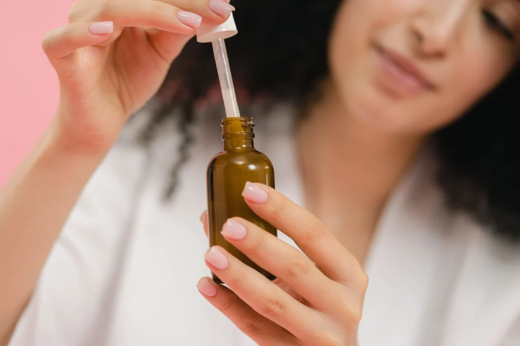 mulher aplicando skincare para acne hormonal na rotina diária