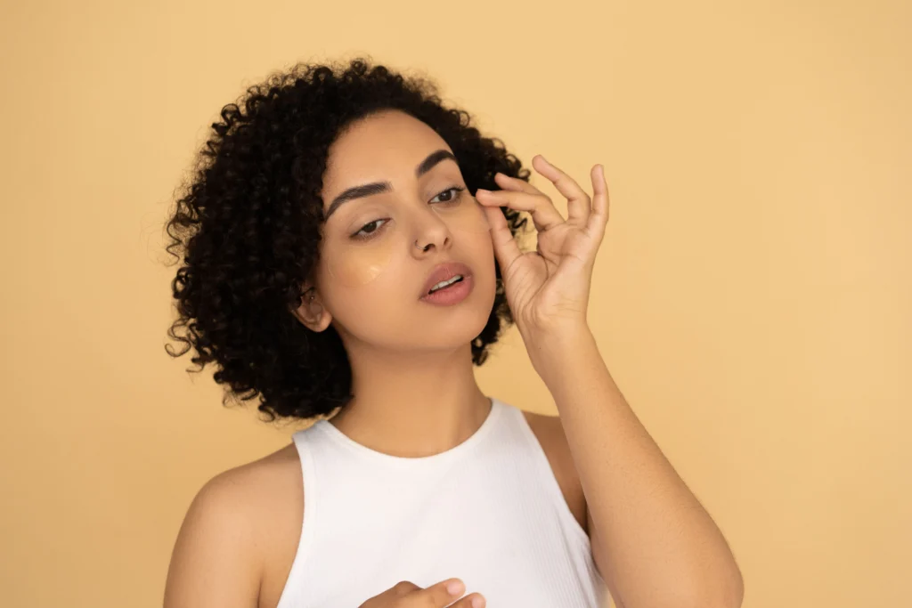 mulher fazendo sua rotina de skincare para pele oleosa