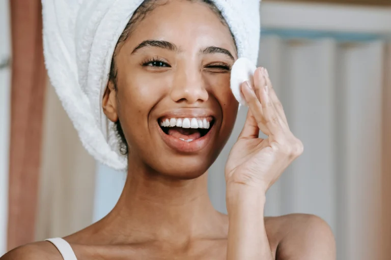 mulher aplicando água micelar com zinco para pele oleosa no rosto